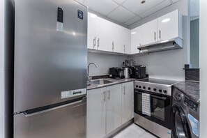 Jääkaappi, mikroaaltouuni, uuni, liesi