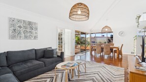 TV, stereo - Beachside Family Favourite - Casa Del Caravel (Halls Head)