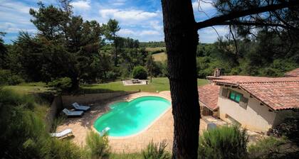 Ancienne bergerie en pierres de 300m2 avec piscine, terrain de tennis et padel