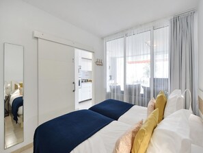1 chambre, fer et planche à repasser, lit de bébé portatif