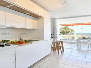 Mikrobølgeovn, ovn, brødrister og høy barnestol