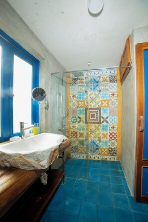 Sèche-cheveux, chaussons, serviettes fournies, savon