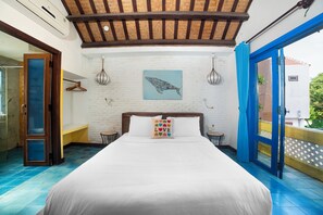 2 bedrooms, desk, laptop workspace, soundproofing