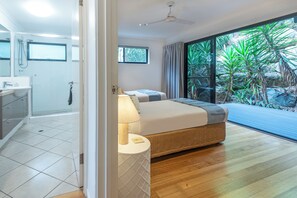 2 chambres, fer et planche à repasser, lit de bébé portatif