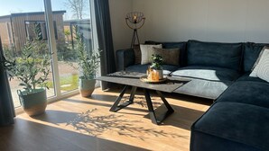 Ein modernes Wohnzimmer mit einer Couch, einem Couchtisch und einem Blumentopf.