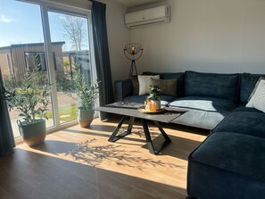 TV - Wonderful private villa for 5 guests with A/C, WIFI, pool, TV, terrace and pets allowed (Tholen)