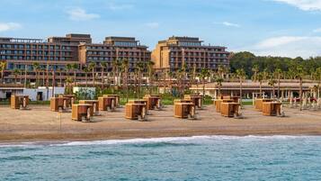Plage privée, cabines (en supplément), chaises longues, parasols