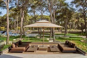10 bars/lounges, beach bar