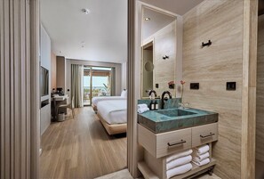 Chambre supérieure, vue sur la mer | Salle de bain | Douche, articles de toilette griffés, séchoir à cheveux, peignoirs