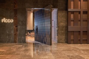 10 bars-salons, bar attenant à la piscine, bar sur la plage