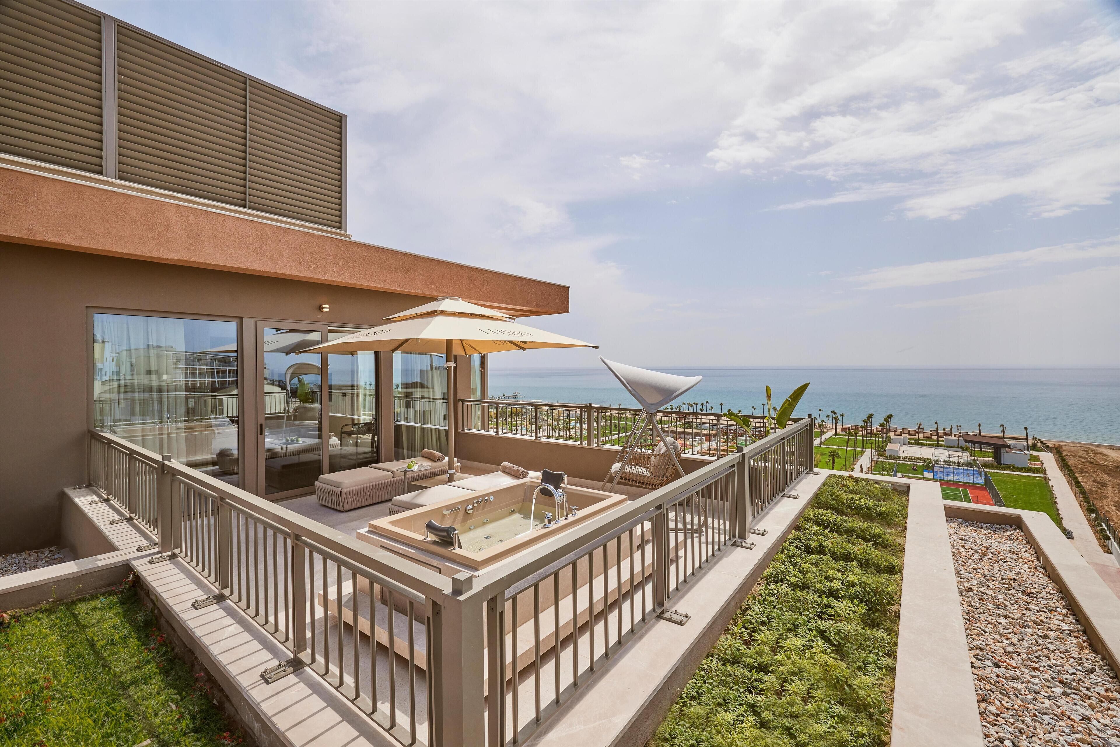 迷你吧（备有免费物品）、客房内保险箱、办公桌、笔记本电脑工作区