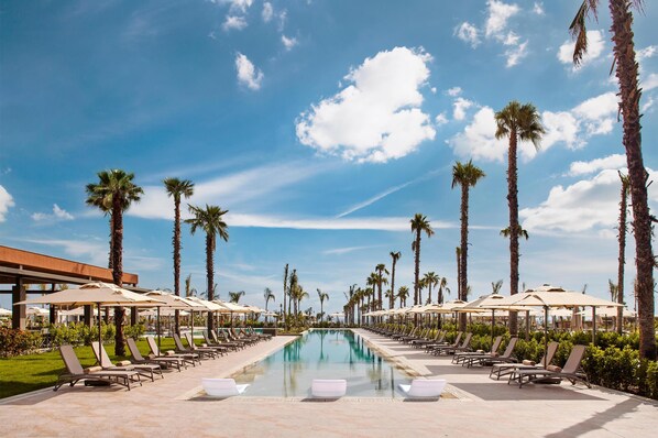 2 innendørsbassenger, sesongbasert utendørsbasseng og bassengparasoller