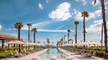 2 inomhuspooler, en sÀsongsöppen utomhuspool, parasoller och solstolar