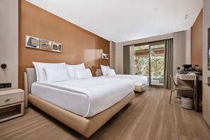 Quarto superior, acesso à piscina, vista parcial para o mar | 1 quarto, frigobar (abastecido com itens grátis), escrivaninha