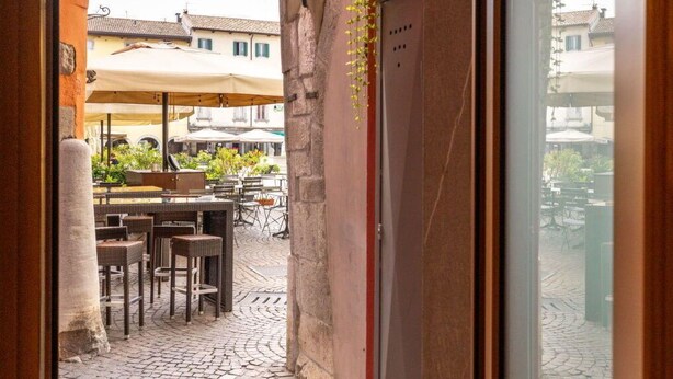 Un'area patio esterna con pavimento in pietra e posti a sedere all'aperto.