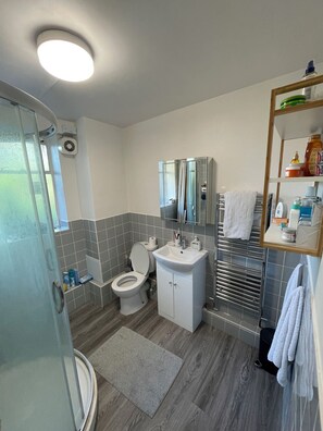 Apartament | Bany | Dutxa i tovalloles 