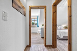 3 habitaciones, tabla de planchar con plancha y cuna de viaje 