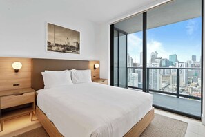 2 habitaciones, escritorio y tabla de planchar con plancha 