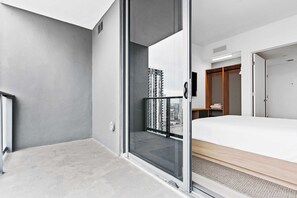 2 bedrooms, desk, iron/ironing board, travel cot - Orange Crush, Cozy, Downtown Miami, Pool and Gym (Miami)
