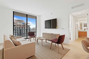 Televisión y oficina 