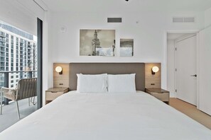 2 bedrooms, desk, iron/ironing board, travel crib - Orange Crush, Cozy, Downtown Miami, Pool and Gym (Miami)