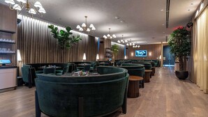 Un intérieur moderne avec des sièges ronds, un écran de télévision et un lambris en bois.