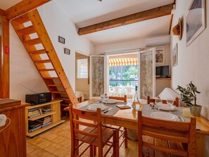 Dining - Beautiful apartment for 4 guests with WIFI, A/C, TV, balcony and panoramic view (Sainte-maxime)