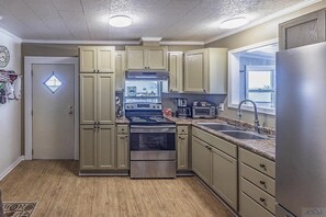 Jääkaappi, mikroaaltouuni, uuni, liesi