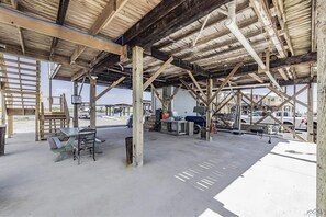 Outdoor dining - Cocodrie Waterfront Fishing Camp - Sportsmans Paradise (Chauvin)