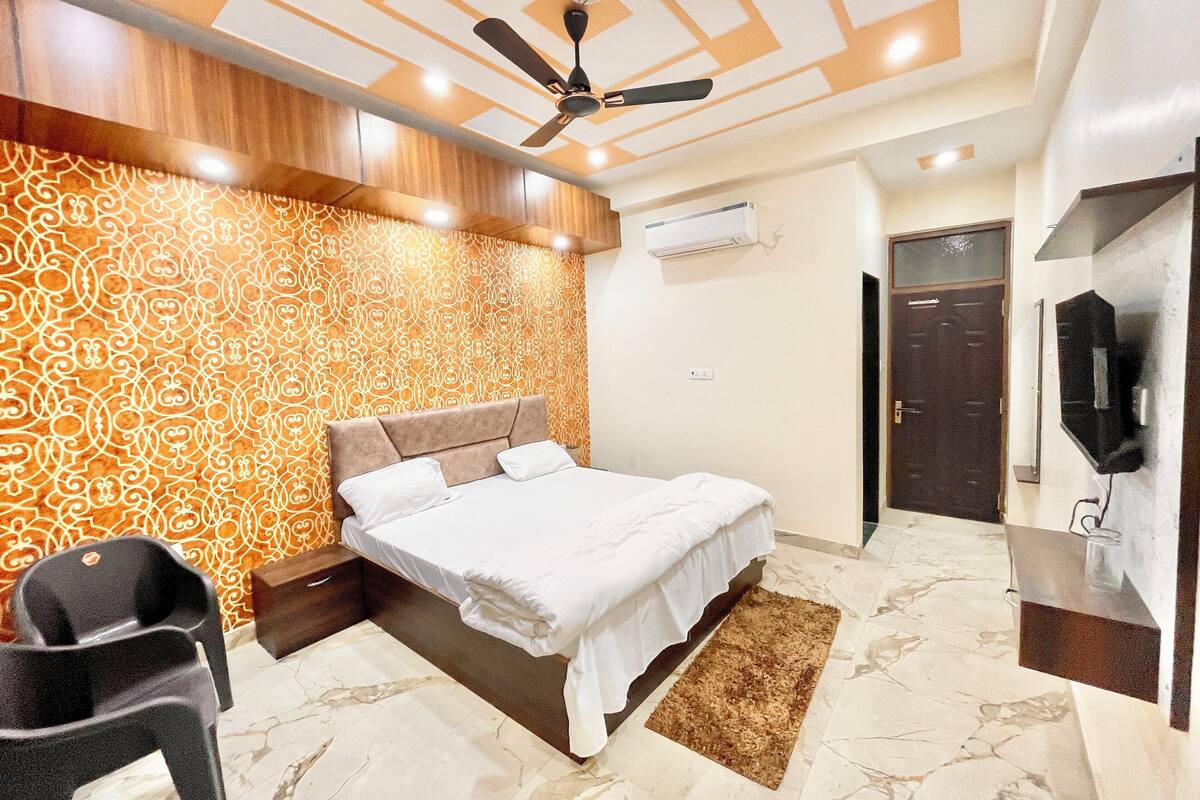 Soundproofing, free WiFi, bed sheets