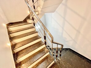 Staircase - Hotel Sunayana Guest House - Varanasi (Varanasi)