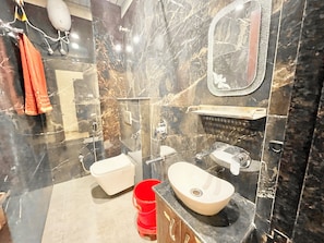 Douche, douche à « effet pluie », serviettes fournies, savon