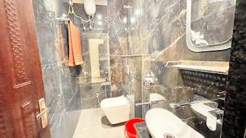 Deluxe Double Room | Bathroom | Shower, rainfall showerhead, towels, soap