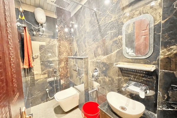 Deluxe Triple Room | Bathroom | Shower, rainfall showerhead, towels, soap