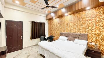 Deluxe Triple Room | Soundproofing, free WiFi, bed sheets