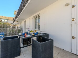 Outdoor dining - Beautiful apartment for 4 guests with A/C, WIFI, TV and terrace (Le Grau-du-roi)