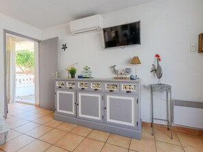 Interior - Beautiful apartment for 4 guests with A/C, WIFI, TV and terrace (Le Grau-du-roi)