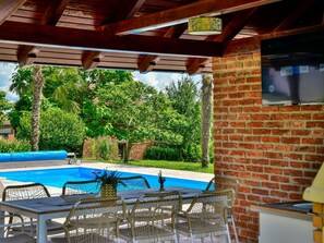 Outdoor dining - Stunning private villa with A/C, private pool, WIFI, TV, terrace, pets allowed and panoramic view (Križevci)