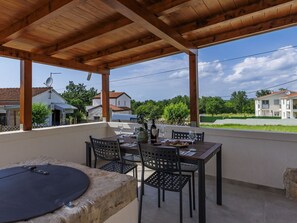 Outdoor dining - Stunning  villa for 4 guests with WIFI, hot tub, private pool, A/C, TV, terrace and pets allowed (Pazin)