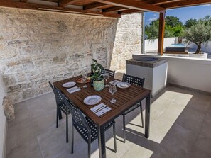 Outdoor dining - Stunning  villa for 4 guests with WIFI, hot tub, private pool, A/C, TV, terrace and pets allowed (Pazin)