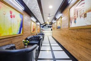 Lobby sitting area - Fabhotel Apple Inn (Ahmedabad)