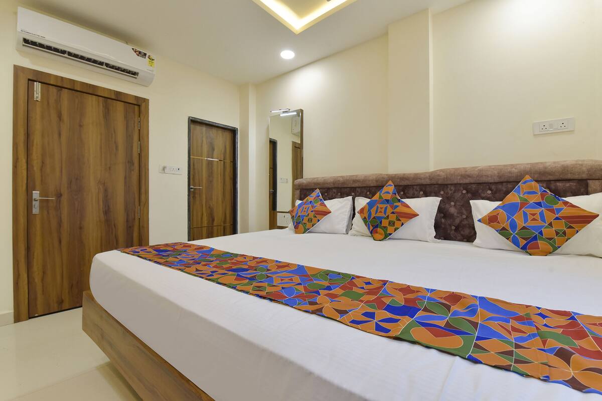 Egyptian cotton sheets, premium bedding, in-room safe, free WiFi