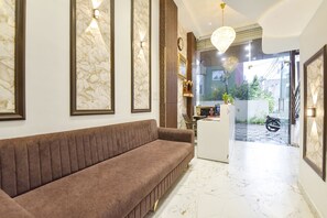 Lobby sitting area - Fabhotel Dr Green'S (Ujjain)