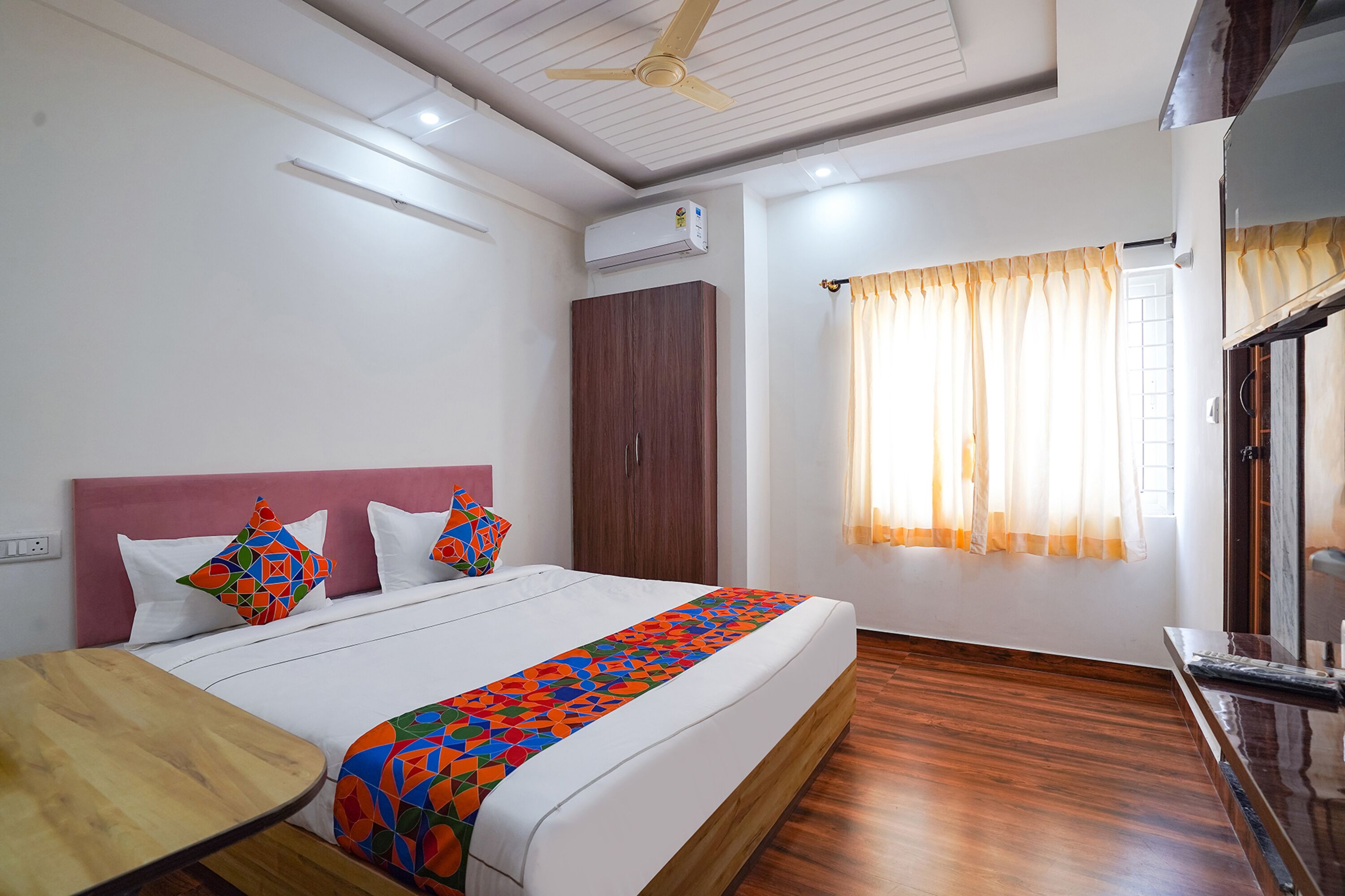 Deluxe kamer | Lakens van Egyptisch katoen, luxe beddengoed, een kluis op de kamer