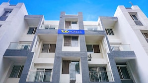 Un hôtel moderne, reconnaissable à son enseigne bien visible « Tab Hotels ».