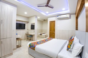 Egyptian cotton sheets, premium bedding, in-room safe, free WiFi - Fabhotel Wooden Park (Chennai)