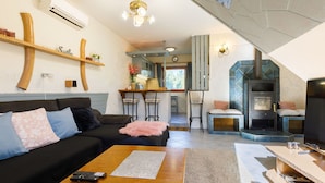 Una sala de estar moderna con sofá, mesa de centro y chimenea.