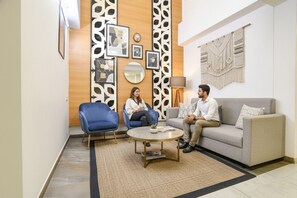 Coin salon dans le hall