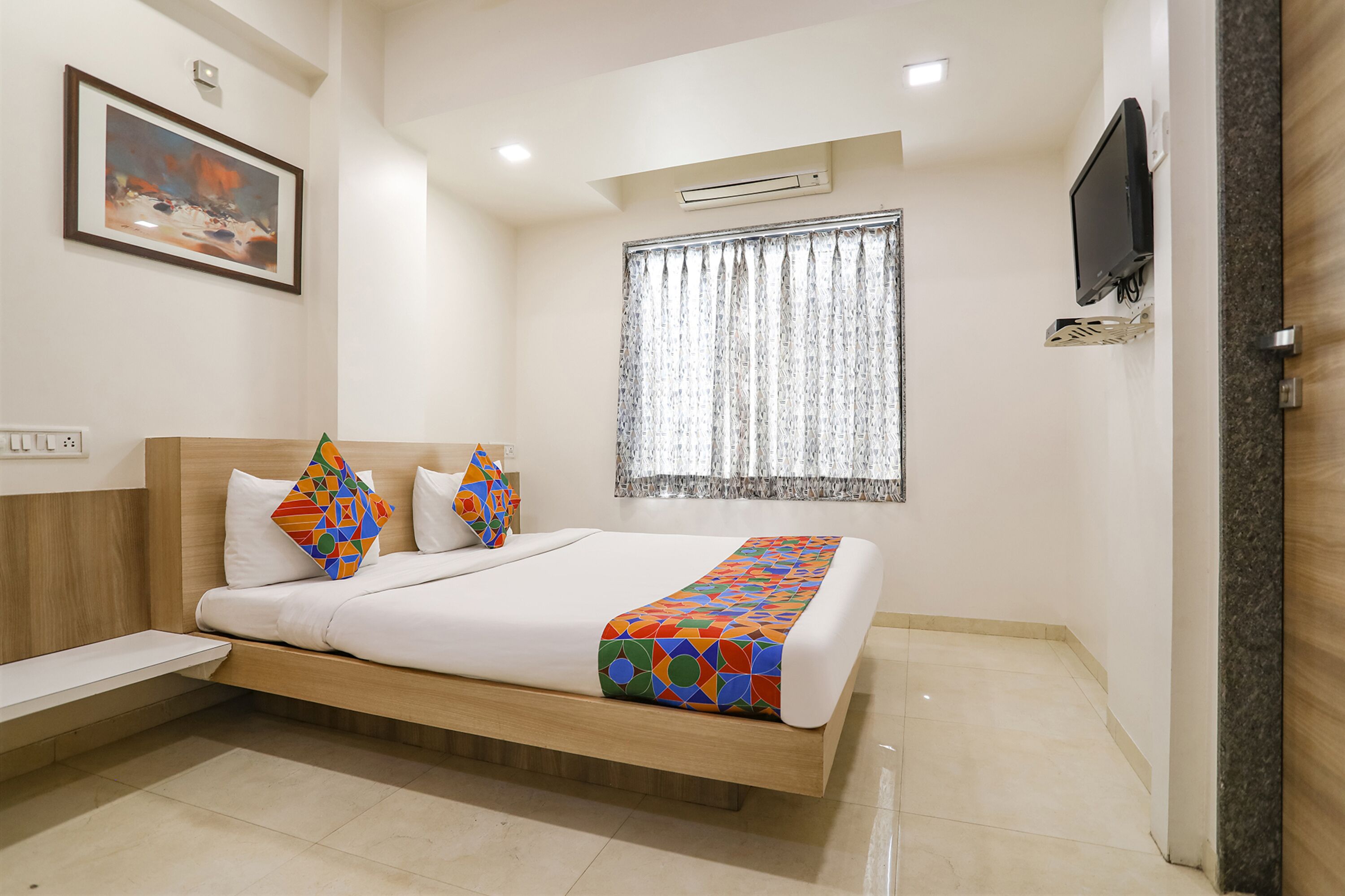 Egyptian cotton sheets, premium bedding, in-room safe, free WiFi