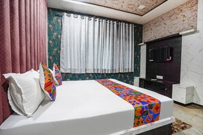 Egyptian cotton sheets, premium bedding, in-room safe, free WiFi - Fabhotel Shree Priya Pritam Dham (Mathura)